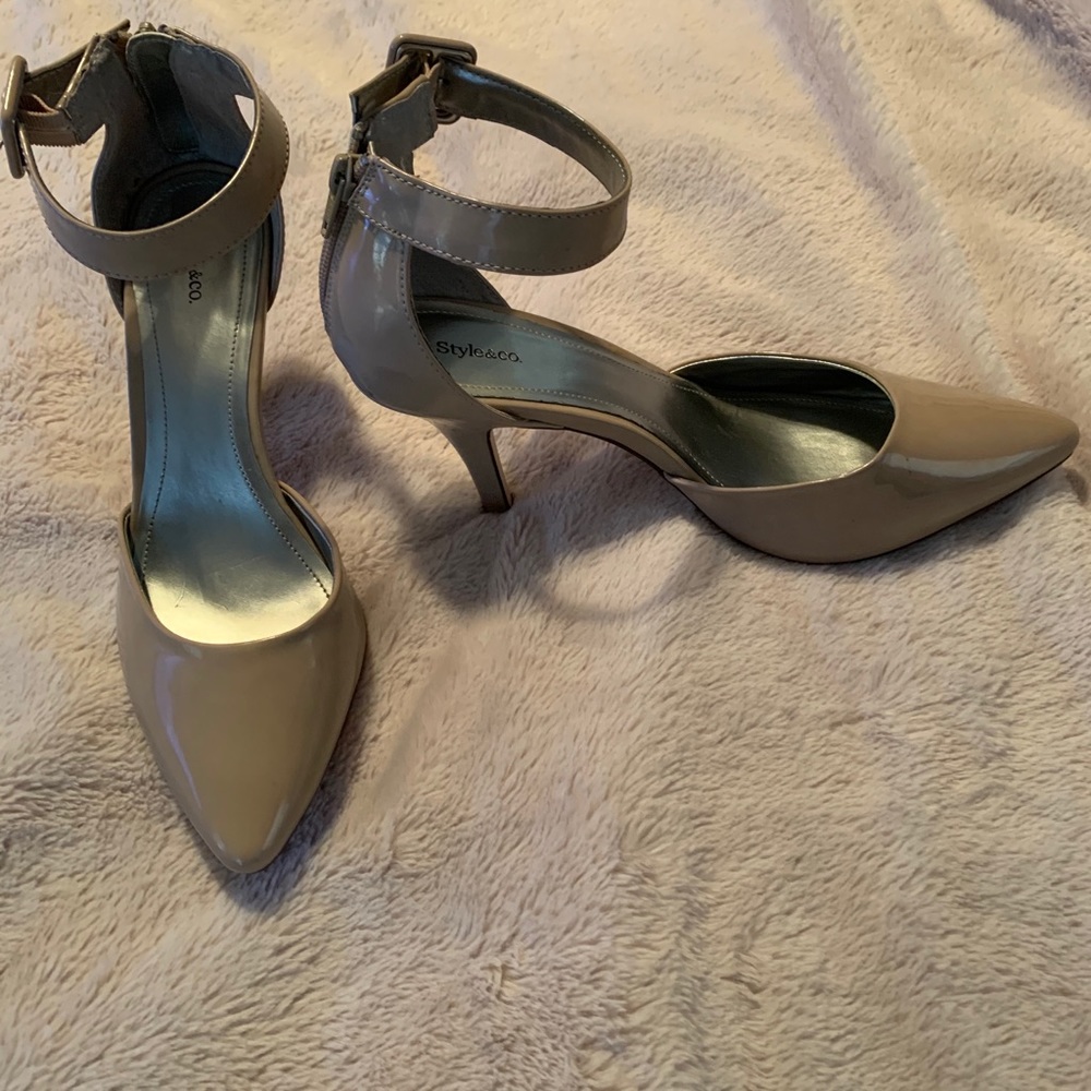 Style&co beige 2 1/2 in heels with pointy toe